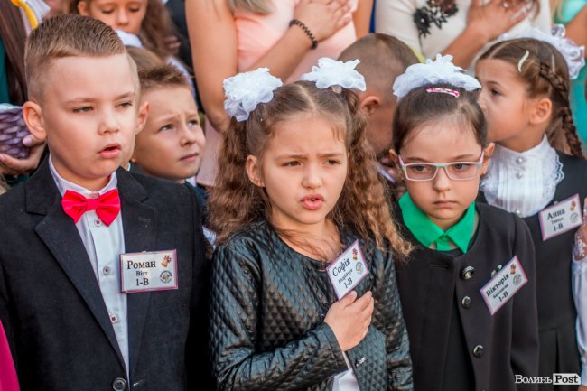 Квіти, вітання та усміхнені першачки: у луцькій школі №9 пролунав перший дзвоник. ФОТО