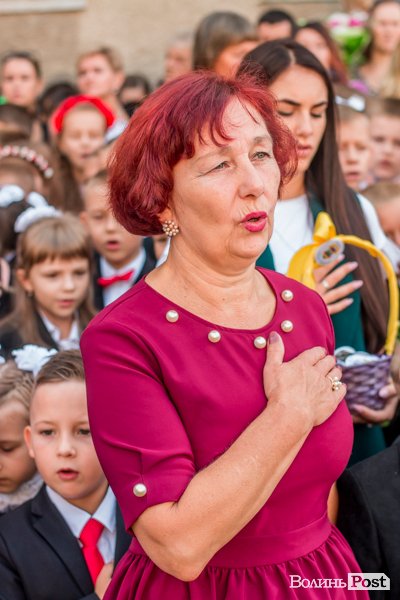 Квіти, вітання та усміхнені першачки: у луцькій школі №9 пролунав перший дзвоник. ФОТО