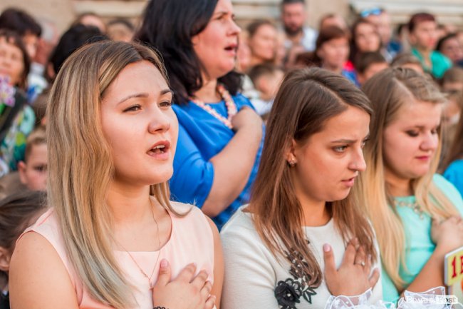 Квіти, вітання та усміхнені першачки: у луцькій школі №9 пролунав перший дзвоник. ФОТО