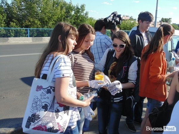 Луцький міст став синьо-жовтим. ФОТО