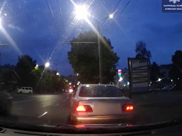 У Луцьку п'яний водій «мерса» попався патрульним через порушення правил стоянки. ВІДЕО