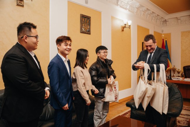 У ВНУ студентів з Китаю привітали з новим роком, який вони відзначають за  східним календарем