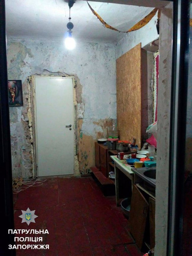 Мати на заробітках, тато – п'яний: патрульні знайшли трьох «нічийних» дітей