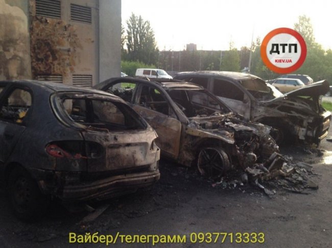 У Києві – масштабна пожежа: згоріло п'ять автівок