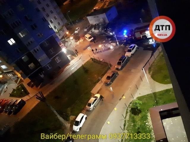 У Києві – масштабна пожежа: згоріло п'ять автівок