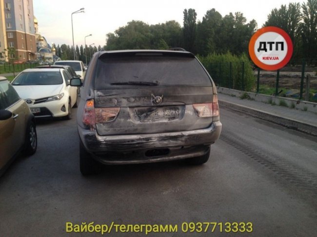 У Києві – масштабна пожежа: згоріло п'ять автівок