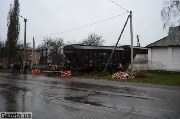 На Полтавщині потяг злетів з колії і пропоров майже кілометр грунту. ФОТО