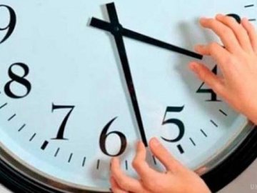 Україна переходить на зимовий час: розповіли, коли треба переводити годинники. ВІДЕО