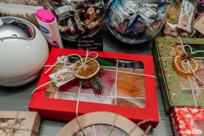 Час небанальних і красивих подарунків: де у Луцьку купити набори із корисних смаколиків*