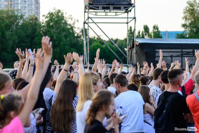 Казали «гречка», але підспівували: як у Луцьку минув безкоштовний концерт «Океану Ельзи». ФОТО 