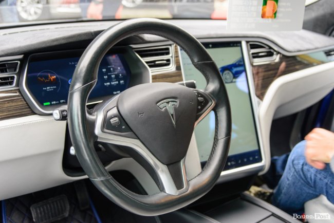 У Луцьку відкрили перший сервіс з продажу електромобілів*