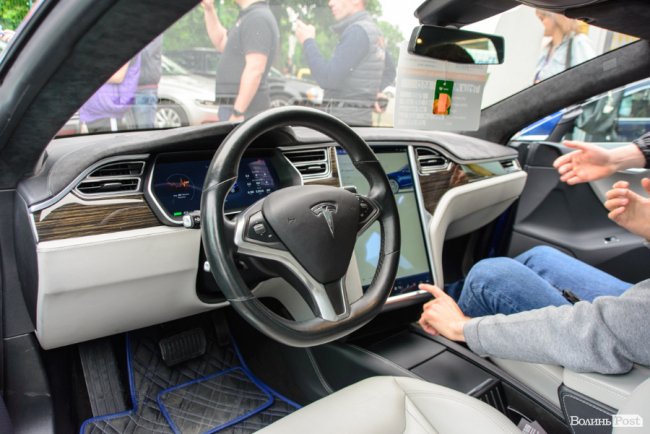 У Луцьку відкрили перший сервіс з продажу електромобілів*