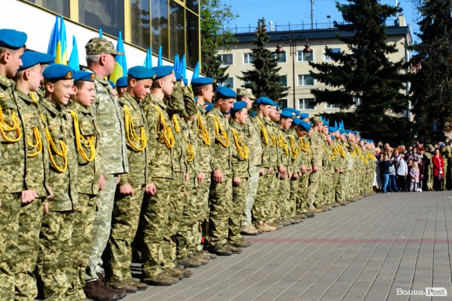 У центрі Луцька майже пів тисячі ліцеїстів склали присягу. ФОТО