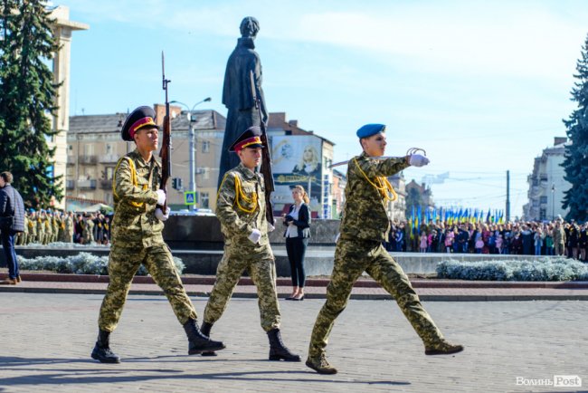 У центрі Луцька майже пів тисячі ліцеїстів склали присягу. ФОТО