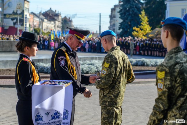 У центрі Луцька майже пів тисячі ліцеїстів склали присягу. ФОТО