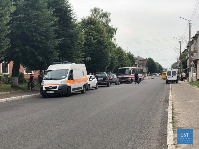 У Нововолинську автобус врізався у легковик: постраждала жінка. ФОТО