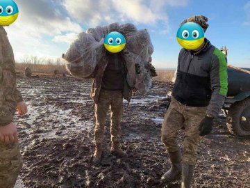 Маскувальну сітку, яку сплели у волинському музеї, доставили на Схід. ФОТО