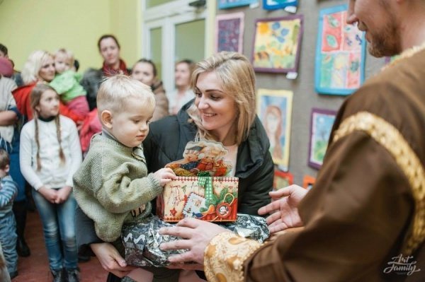 Українці Лондона «завалили» подарунками волинських дітей