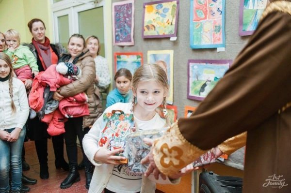 Українці Лондона «завалили» подарунками волинських дітей