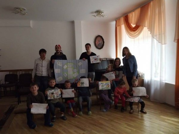 Луцькі активісти лікують діток арт-терапією. ФОТО