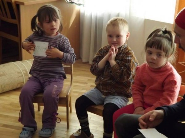 Луцькі активісти лікують діток арт-терапією. ФОТО