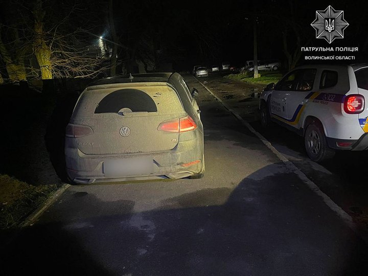 Ледь не в'їхав  у дерево та припарковані авто: у Луцьку вночі затримали п'яного водія