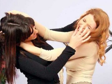 Побили суперницю та забрали телефон: на Волині дівчата влаштували розбірки через хлопця