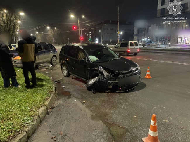 У Луцьку на перехресті проспектів Молоді та Відродження зіткнулися два авто