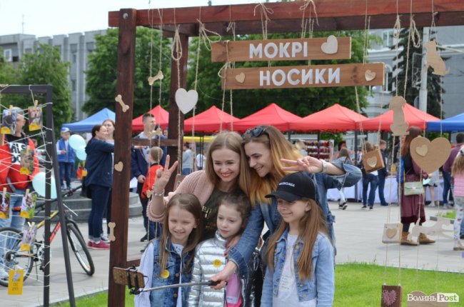 Фестиваль «Мокрі носики» біля луцького «Променя»: як безпритульним пухнастикам шукали дім. ФОТО