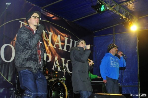 Як у Луцьку музиканти розважали люд на Євромайдані. ФОТО. ВІДЕО