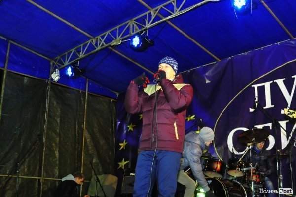 Як у Луцьку музиканти розважали люд на Євромайдані. ФОТО. ВІДЕО