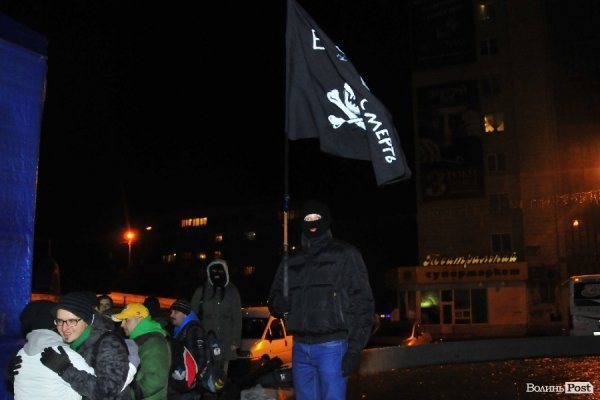 Як у Луцьку музиканти розважали люд на Євромайдані. ФОТО. ВІДЕО