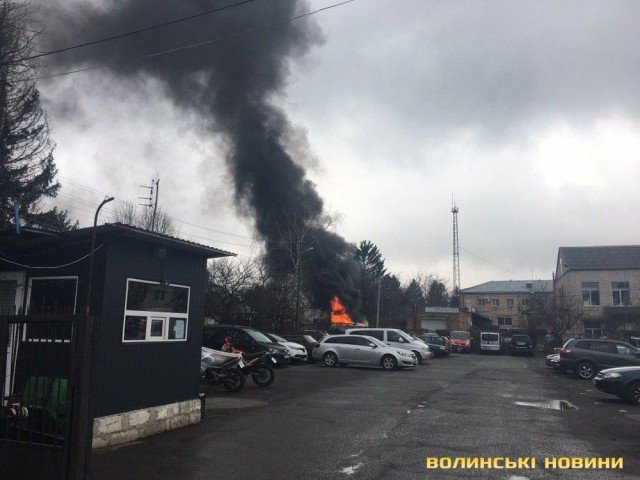 У Луцьку на автостоянці – пожежа. ФОТО