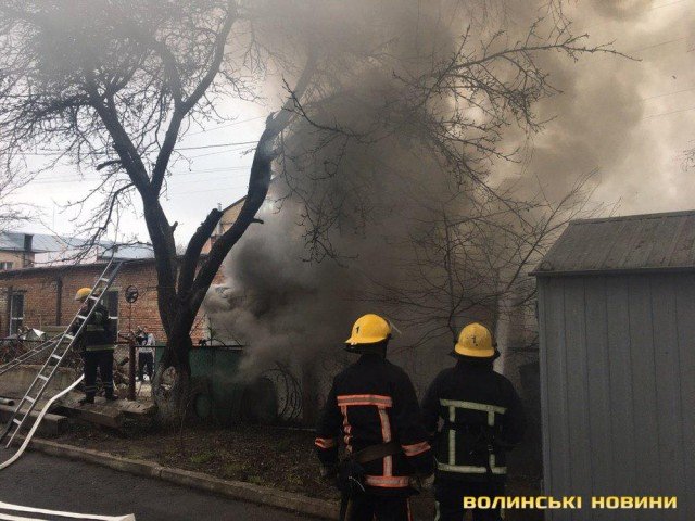 У Луцьку на автостоянці – пожежа. ФОТО