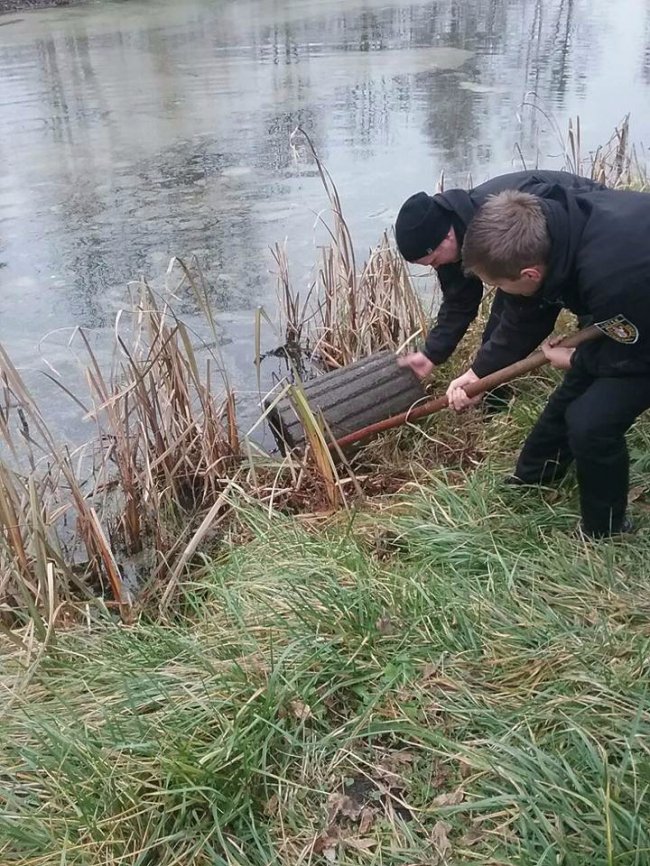 Муніципали показали, як виловлювали смітники з канави. ФОТО