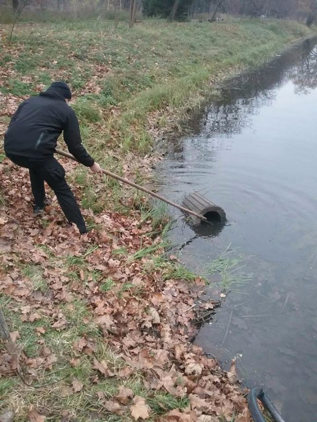 Муніципали показали, як виловлювали смітники з канави. ФОТО