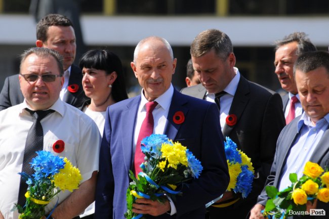 У пам'ять про Героїв: лучани поклали квіти до фотостенду. ФОТО