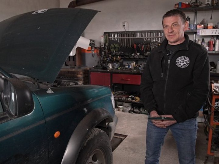 На Волині поляк безоплатно ремонтує авто на фронт. ВІДЕО