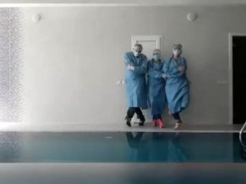 «Підтримка для медиків»: у луцькій поліклініці розповіли, чому записали кумедне відео з «антикорона денс»