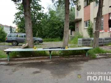 У Дрогобичі чоловік стріляв з автомата посеред вулиці. ФОТО
