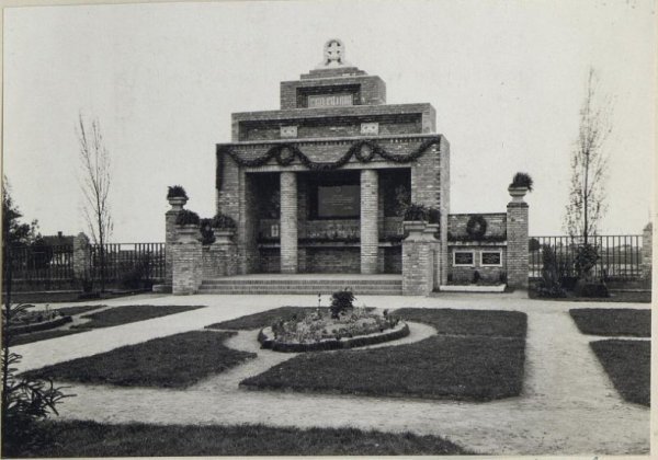 Меморіал Pro Patria на місці нинішньої школи №5