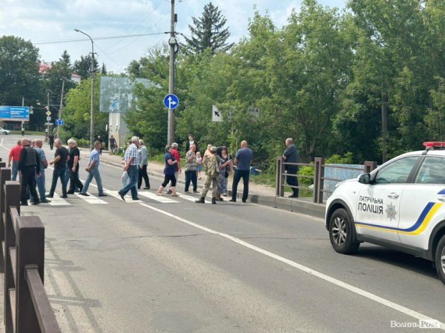 «Не можу змиритися з неправдою»: у Луцьку зупинили похорон воїна і перекрили дорогу, бо не вірять у його природну смерть