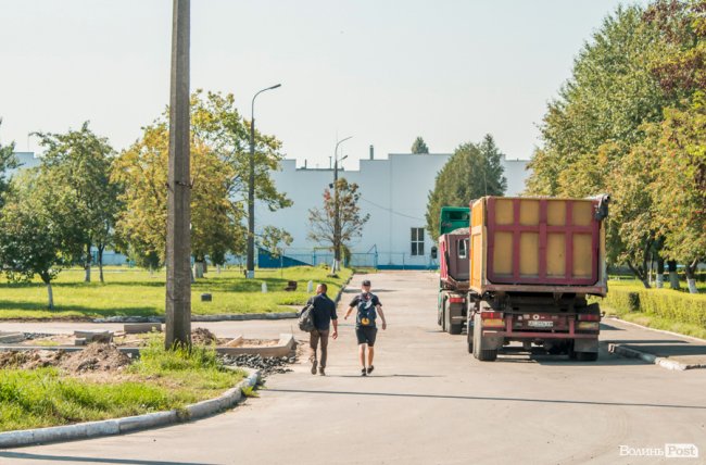 «Хто живе на ЛПЗ, тому у житті везе»: день на луцькому районі контрастів. ФОТО