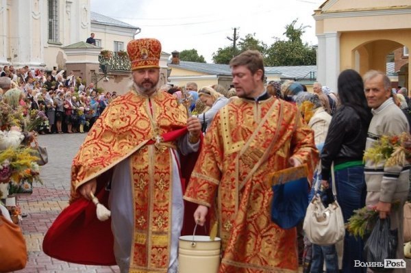 Свято і гроші: у Луцьку діти торгують вже освяченими «маковійчиками». ФОТО