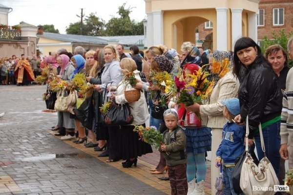 Свято і гроші: у Луцьку діти торгують вже освяченими «маковійчиками». ФОТО