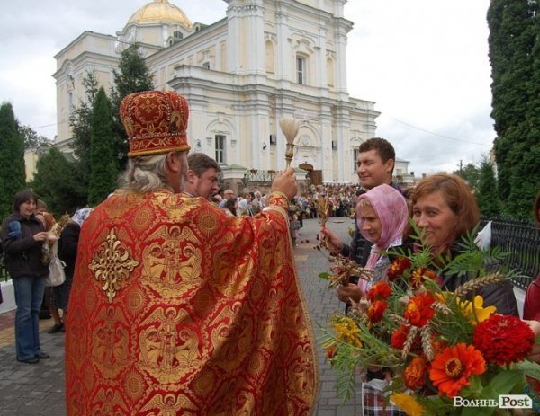 Свято і гроші: у Луцьку діти торгують вже освяченими «маковійчиками». ФОТО