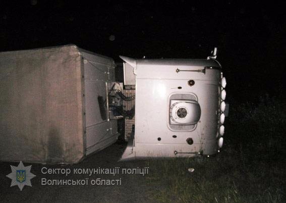 Перекинута фура на ковельській трасі: повідомили подробиці аварії