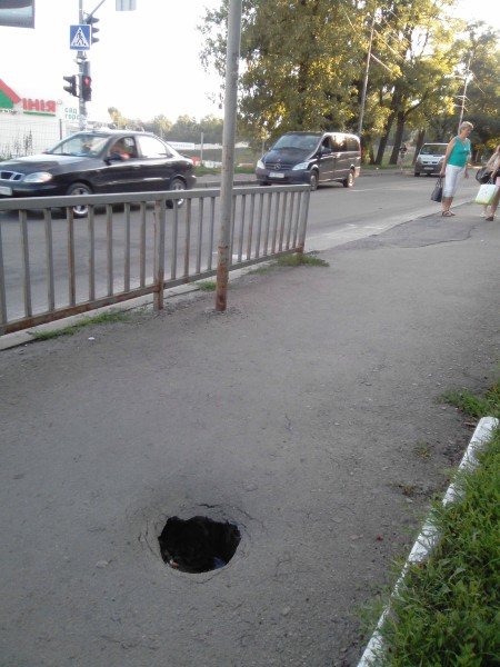 У Луцьку утворилася небезпечна яма. ФОТО