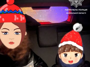 Громадський транспорт вже не курсував: у Луцьку патрульні допомогли мамі з дитиною дістатися додому