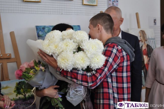 У Луцьку відкрили виставку неймовірних картин доньки загиблого героя. ФОТО